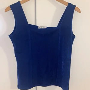 Så snyggt linne! - Säljer detta linne som är mörkblått med lite glans i. Så snygg som festtopp etc.