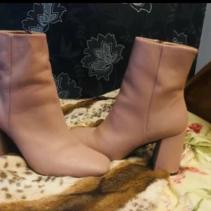 VAMSKO Lily boots  - VAMSKO brand  Stl 38  ”Lily boots” -rosa/pink colour  Lily boots are crafted from smooth leather and set on 90mm block heels.  Original pris: 1 990