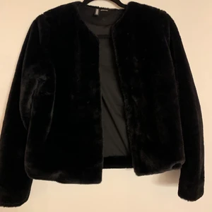 Päls jacka - Säljer en oanvänd pälsjacka från HM då den aldrig är använd, jackan är som i nysckick, den kan fraktas men du betalar för frakten