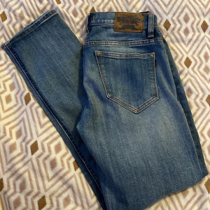 Crocker lågmidjade jeans - Supercoola lågmidjade jeans från Crocker i modellen YAY!BOYFRIEND. Säljs inte längre! Storlek 25 Waist och 30 Längd. 