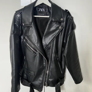 Supersnygg skinnjacka från Zara  - Säljer min supersnygga skinnjacka från Zara. Sparsamt använd och i bra skick. Kan mötas upp i Linköping eller skickas mot fraktkostnad💗