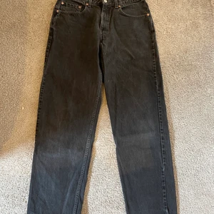 Levis 550 - Ett par svarta Levis 550.  Strlk 34/32 Säljs för 200kr Står ej för frakt! 