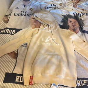 Alpha industries hoodie - Fin och varm hoodie. Säljer pga storleken. Pris kan diskuteras, helt ny. Ord pris 800kr