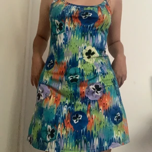 90-tals klänning med coolt mönster 🍹 - 90-talsklänning med coolt mönster. Fint skick. Storlek S/M 🥰