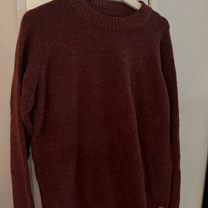 Stickad tröja  - Fin stickad tröja i vinröd färg. 