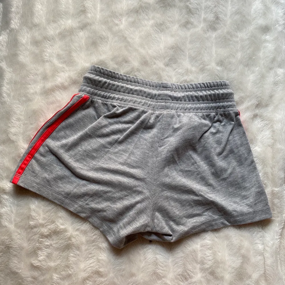 Ett par gråa adidas shorts i superbra skick i storlek 2XS. Säljer pga är för små för mig. Om du har fler frågor om mått, frakt m.m är det bara att höra av dig!⭐️. Shorts.