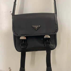 Prada Bag  - Skön prada bag. Passar in med allt + rymlig.  Buda