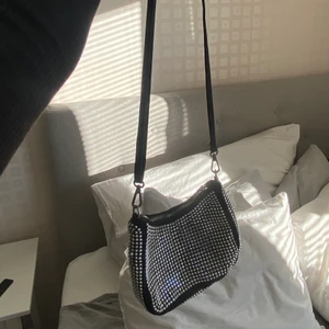 Väska - Säljer denna coola väska. Aldrig använd. Bandet går att justera💞💞