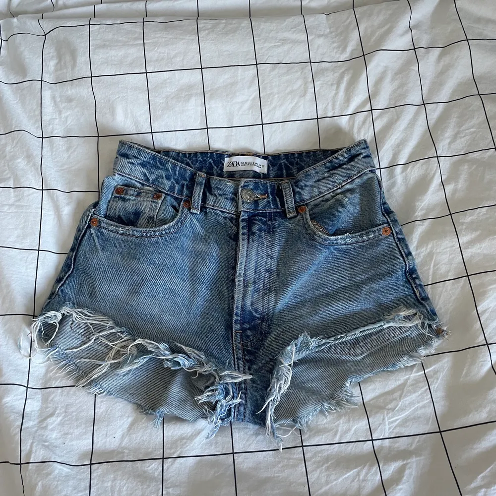 snygga jeans shorts från Zara❤️ köpta denna sommaren o knappt annvönda ser inte bra ut i shorts. slutsålda nu❤️ nypris 299 kr. Shorts.