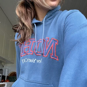 Blå tjocktröja  - Fin blå tjocktröja som inte kommer till andvändning längre tyvärr! 