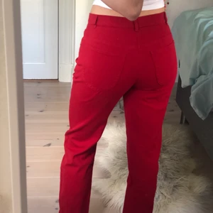 röda jeans - röda jeans köpta secondhand på humana. har själv aldrig använt och upplever att dom är i fint skick. storlek 42 men skulle säga att dom är som en 38. 150kr + 49kr frakt