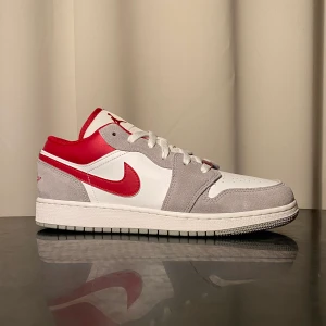 Jordan 1 low  - Helt nya Jordans i storlek 40. Både skorna och boxen är oskadade! Skriv för fler bilder 