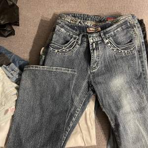 ”randiga” jeans i en blå grå färg, storlek 36 och stretchiga, lågmidjade/midwaist i en rak form.