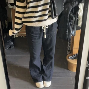 Svarta Roxy linnebyxor - Säljer dessa svarta Roxy linnebyxor då de är för korta på mig:)💘Köp ej direkt. OBS LÅNADE BILDER:)