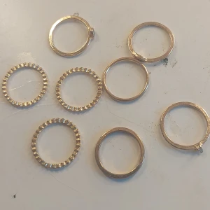 Ringar - Åtta stycken ringar från shein, säljer för att dom va för små. Aldrig använda. Köpare står för frakt