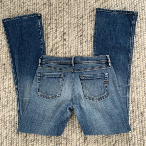 Lågmidjade Diesel jeans - Så fina men säljer eftersom de är för små för mig. Skulle säga att de passar xs. Fint skick men lite defekter som slitningar längst ner och på innerlåret. Inget som syns! Innerbenslängden är 83 och midjemåttet är 74❤️