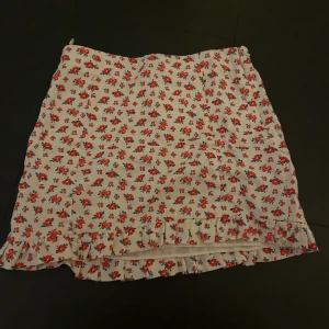 Kjol från Zara - Superfin sommarkjol från Zara som nästan aldrig kommit till andvändning. Storlek Xs/34