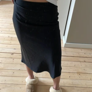 Kjol  - Fin kjol i satin ifrån grunt!! Aldrig använt därav prislappen kvar.  Den är gannska liten, brukar ha xs/s men har M i denna💓💓