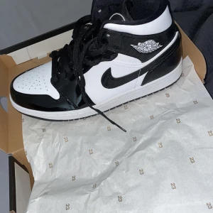 Jordan 1 Mid carbon fiber - Helt oanvända Jordan 1 carbon fiber storlek 42, köpta på footlocker  Säljer pga för små.