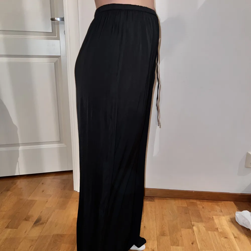 Svarta satinbyxor från Zara (långa) hon på bilden är 168cm. Jeans & Byxor.