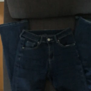Jeans - Ett par snygga jeans med fickor. 