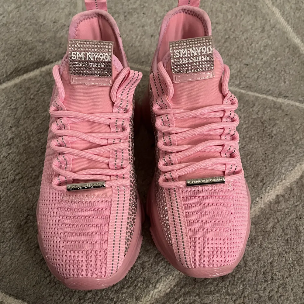 Säljer mina helt nya Steve Madden sneakers i super gullig rosa färg. Pris kan diskuteras 💕. Skor.