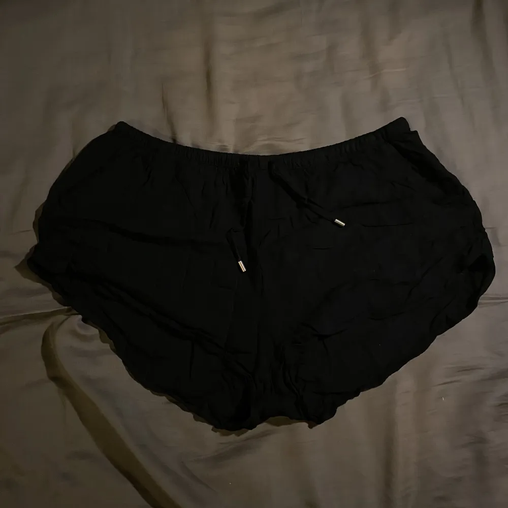 Tunna sköna svarta shorts från H&M Stl. 42 är som 40 Ny skick. Shorts.