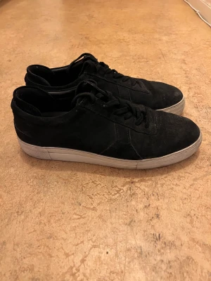 Skor - Säljer dessa skor från axel arigato.