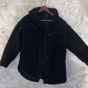 Teddyjacka svart - Jacka i teddymaterial 🖤