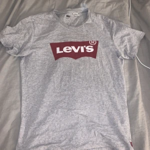 Grå Levis t-shirt - Grå äkta Levis tröja med rött tryck. Använd några gånger. 