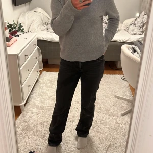 Zara mid waist jeans - fina svart/gråa zara jeans. Fint skick (smuts på spegeln, inte jeansen!) hör av dig om du vill ha fler bilder💕💕 frakten är inkluderad i priset!! 