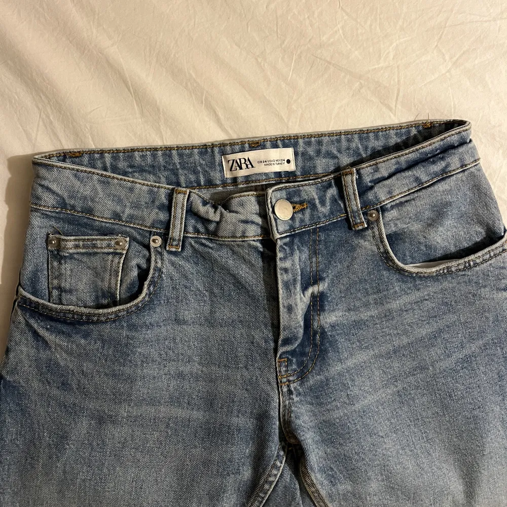 Helt nya och oanvända jeans från Zara. Jeansen är lågmidjade och utsvängda/raka. Jeans & Byxor.