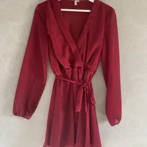 Vinröd klänning  Storlek: Medium  Knappt använd 