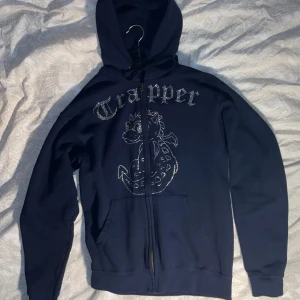 Rhinestone Hoodie - Pris kan diskuteras! Säljer denna limited madebytrappers hoodien som inte går att få tag på längre! Sjukt bra skick, använd Max 10 gånger. 