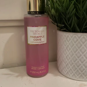 Body mist Victoria secret  - Victoria secret body mist Pineapple cove, säljer för att jag har dubbletter