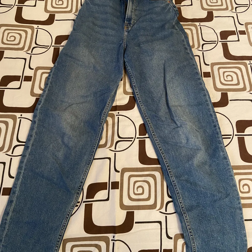 Snygga baggy jeans i storlek S. De ligger i bra skick och är super sköna att ha på sig. Är high waisted 💘. Jeans & Byxor.