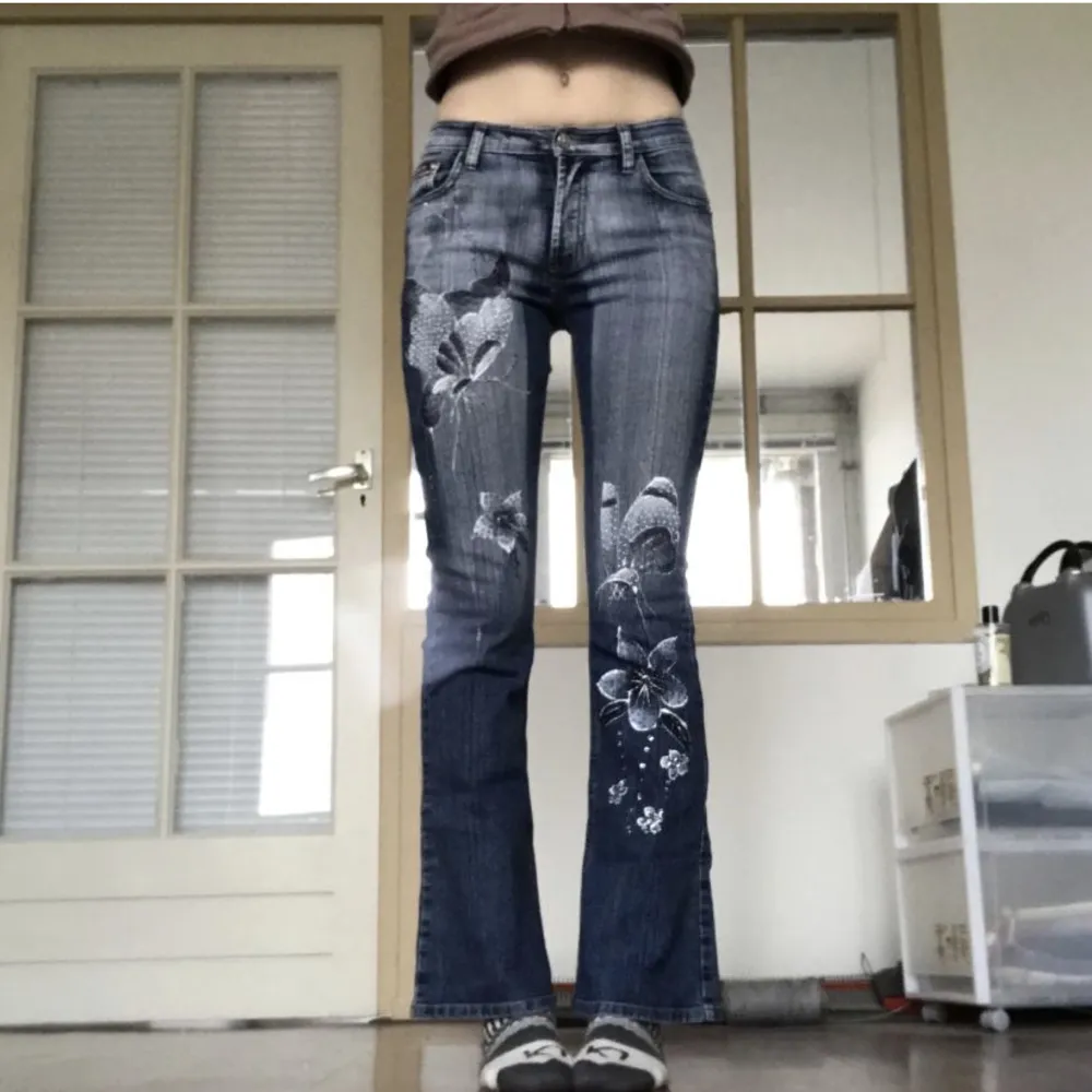 Lågmidjade bootcut jeans med detaljer💝Väldigt bra skick. Lite stretchiga. Storlek 36, uppskattas till storlek W28/29. 78 cm runt midjan, 81 innerbenslängd. Jag är 173 och har 29W i jeanstorlek💛 . Jeans & Byxor.