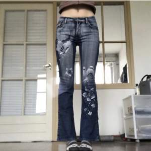 Lågmidjade bootcut jeans med detaljer💝Väldigt bra skick. Lite stretchiga. Storlek 36, uppskattas till storlek W28/29. 78 cm runt midjan, 81 innerbenslängd. Jag är 173 och har 29W i jeanstorlek💛 