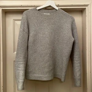 &other stories tjocktröja - Tjocktröja i skönt material från &other stories.