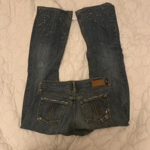 fornarina jeans  - så snygga fornarina jeans som tyvärr inte passar mig (därav inga bilder på). 💖💖 midjemått runt: ca 81 cm, midjemått tvärs över: 37 cm, innerbenslängd: 76 cm