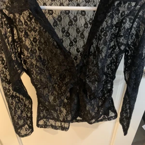 Night blouse  - En svart snygg blus som är genomskinlig med 4 små knappar där fram🌸 använd en gång på ett event. 