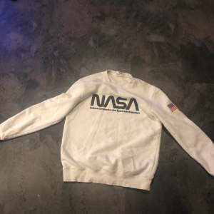 En NASA tröja i storlek M men passar även S, den är ganska sliten