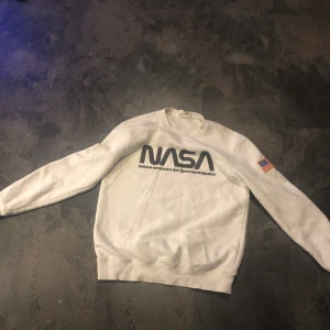 NASA tröja - En NASA tröja i storlek M men passar även S, den är ganska sliten