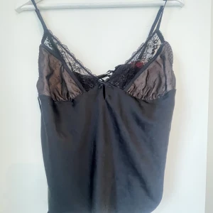 Linne - JÄTTE fint linne men som är tyvärr för stort vid bysten för mig! Är i storlek 42 men jag har S och kan ha på mig den! Men som sagt passar bättre för någon med större bröst! 