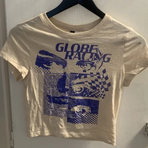 t-shirt med blå tryck - från h&m, aldrig använt:)