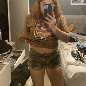 Militär shorts - Militärmönstrade shorts från N37 Jeans. Storlek XL men passar S-M.