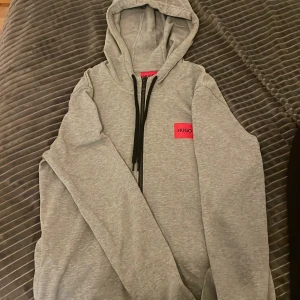 Hugo boss kofta - Grå Hugo boss kofta knappt använd   