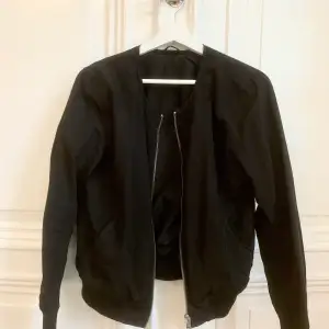 J.Lindeberg bomber jacka Storlek 36 Väldigt bra skick  Nypris 1800 kr 