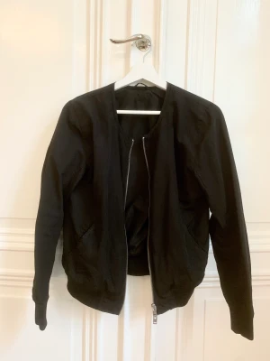 J.Lindeberg bomber jacka  - J.Lindeberg bomber jacka Storlek 36 Väldigt bra skick  Nypris 1800 kr 