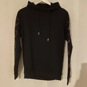 Drop Dead heart sleeve hoodie  - Drop Dead heart sleeve hoodie   Använd men i toppen skick   Storlek uk 8 passar xs-s